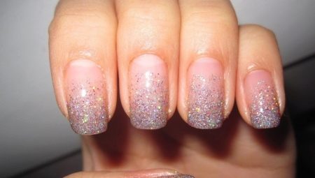 Manucure avec des étincelles sur le bout des ongles