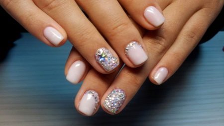Manucure avec strass: options intéressantes pour la conception des ongles et astuces pour le faire