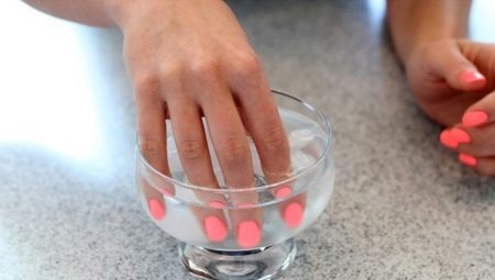 Puis-je me mouiller les ongles après le polissage au gel et pourquoi y a-t-il des limites?