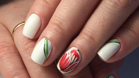 Manucure design inhabituel avec tulipes