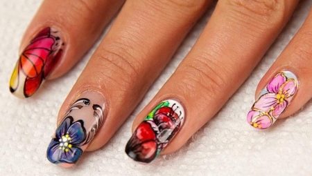 Caractéristiques des ongles de peinture à l'aquarelle