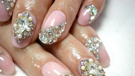 Variantes de design des ongles avec des pierres