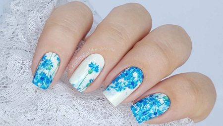 Manucure brillante et inhabituelle avec des bleuets
