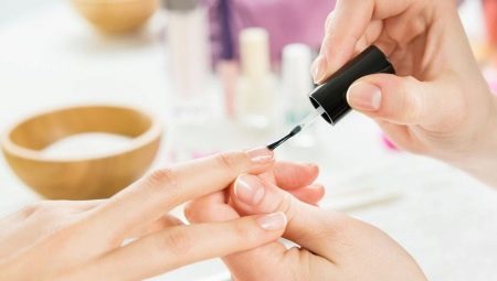 Base pour les ongles: types, conseils pour choisir et utiliser