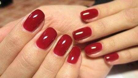 Comment enlever la gomme laque des ongles à la maison?