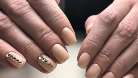 Belle gel de manucure polish dans les tons nude