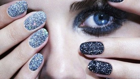 Manucure à paillettes pour ongles courts