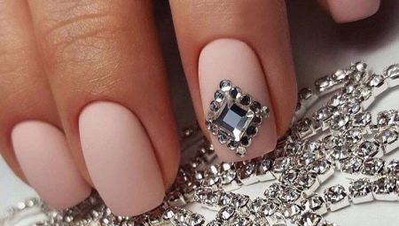 Manucure avec un diamant