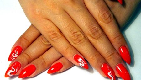 Ongles étendus en rouge