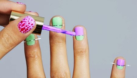 Manucure à rayures pour ongles courts