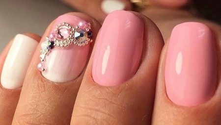 Caractéristiques de manucure rose pour les ongles courts