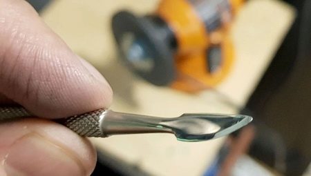 Comprend des outils de manucure affûtés