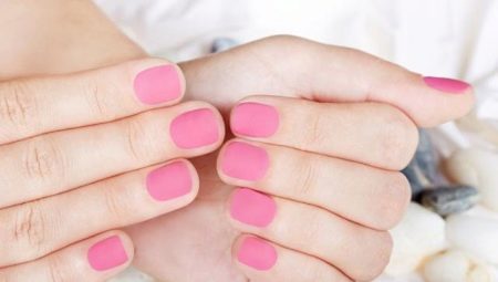 Couleur rose en manucure à la gomme laque