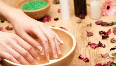 Bains pour les ongles: avantages, inconvénients et recettes
