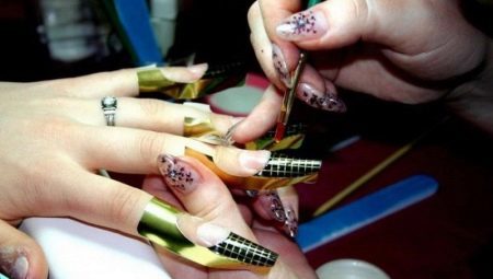 Sélection et technologie des formulaires d'application pour les ongles