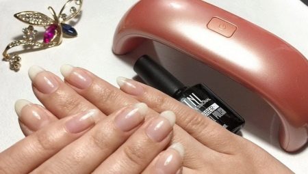 Alignement de la base de la plaque à ongles sous un gel lustrant