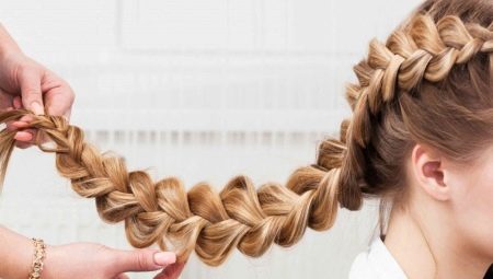 Comment tisser deux tresses françaises et les transformer en coiffure?