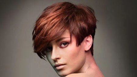 Coupes de cheveux courtes avec une frange: tendances de la mode et des conseils sur le style