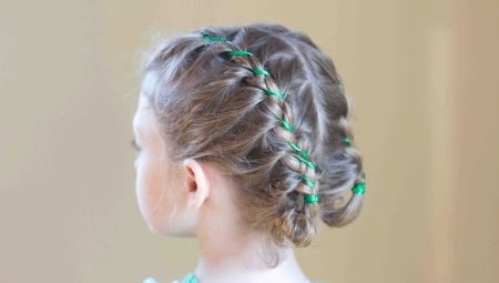 De belles coiffures pour les filles à la maternelle
