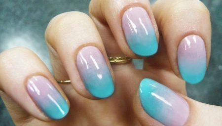 Comporte une manucure sur des ongles courts