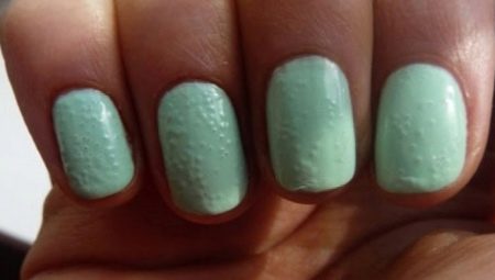 Pourquoi le vernis à ongles blistering et comment l'éviter?