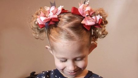 Coiffures pour les filles pour les cheveux courts à la maternelle
