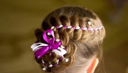 Coiffures à l'école pour cheveux mi-longs