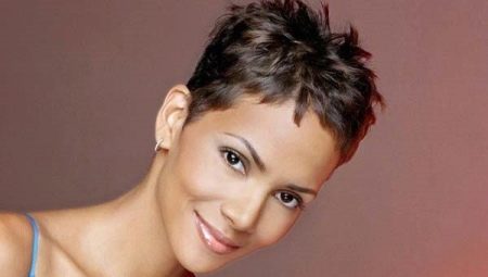 Coupe de cheveux Pixie pour les femmes de plus de 40 ans