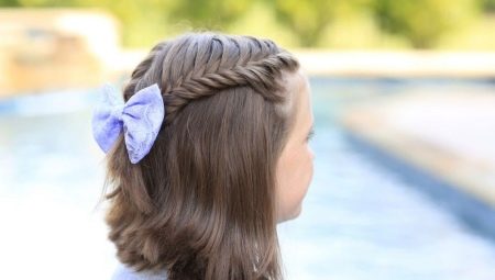 Choisir une coiffure à l'école pour une fille aux cheveux courts