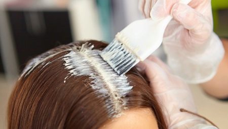 Comment teindre les racines des cheveux à la maison?