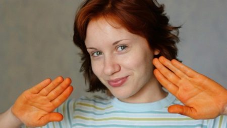 Hogyan mossa a hennát a bőrről?