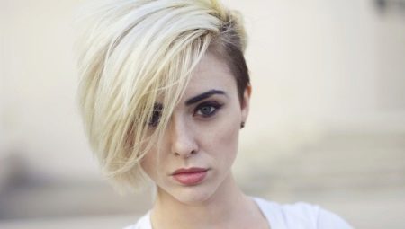 Comment faire une coupe de cheveux asymétrique à la maison?