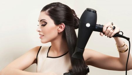 Comment lisser les cheveux avec un sèche-cheveux?