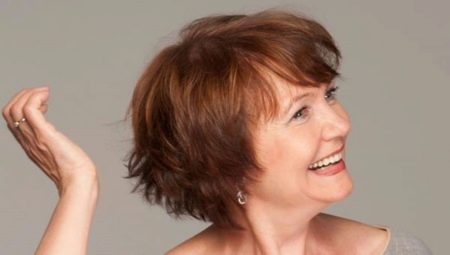 Coupes de cheveux courtes sans style pour les femmes après 60 ans