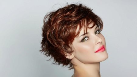 Coupes de cheveux multicouches pour les cheveux courts