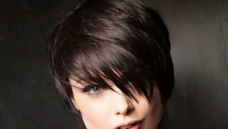 Coupes de cheveux populaires avec une longue frange