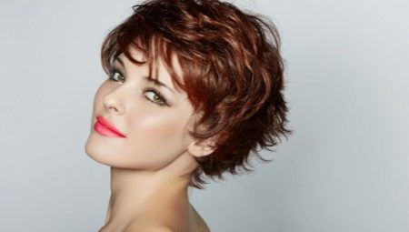 Coupes de cheveux Pixie pour cheveux moyens: caractéristiques, conseils pour la sélection et le coiffage