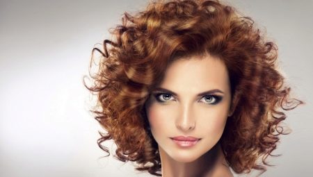 Coiffures avec cheveux permanentés
