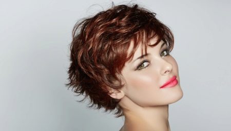Coupes de cheveux féminines courtes: types, caractéristiques de choix