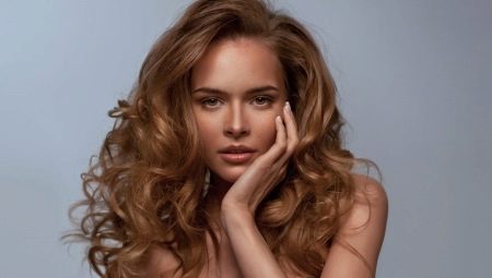 Des boucles du visage: à qui vont-elles et comment faire un coiffage?