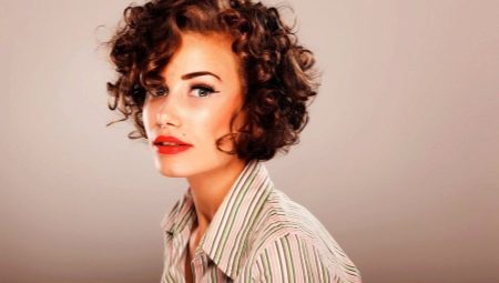 Meilleures coupes de cheveux pour les cheveux courts et bouclés