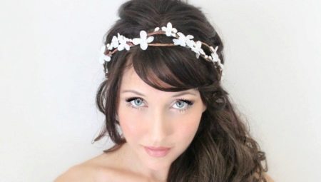 De belles coiffures et un style pour les cheveux longs qui coule