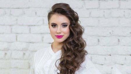 Coiffures avec des boucles sur le côté