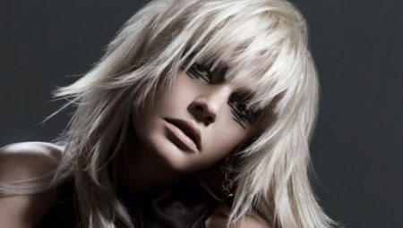 Coupes de cheveux déchirées pour cheveux moyens: caractéristiques, variétés, sélection, style