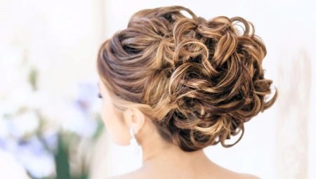 Coiffures recueillies sur des cheveux moyens