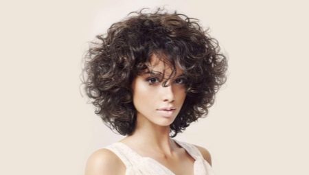 Coupe de cheveux pour cheveux bouclés: idées mode et conseils pour bien choisir