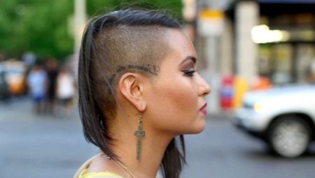Coupe de cheveux des femmes avec les temples rasés