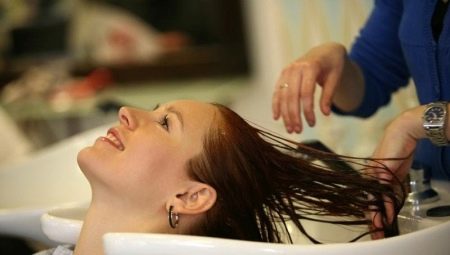 Comment laver le colorant noir des cheveux à la maison?