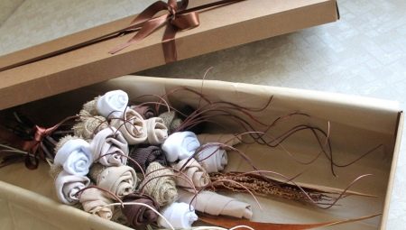 Comment emballer des chaussettes en cadeau?