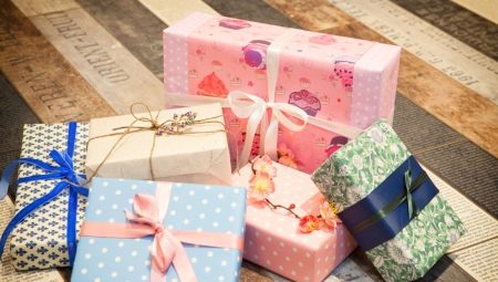Comment emballer un cadeau plat dans du papier cadeau?